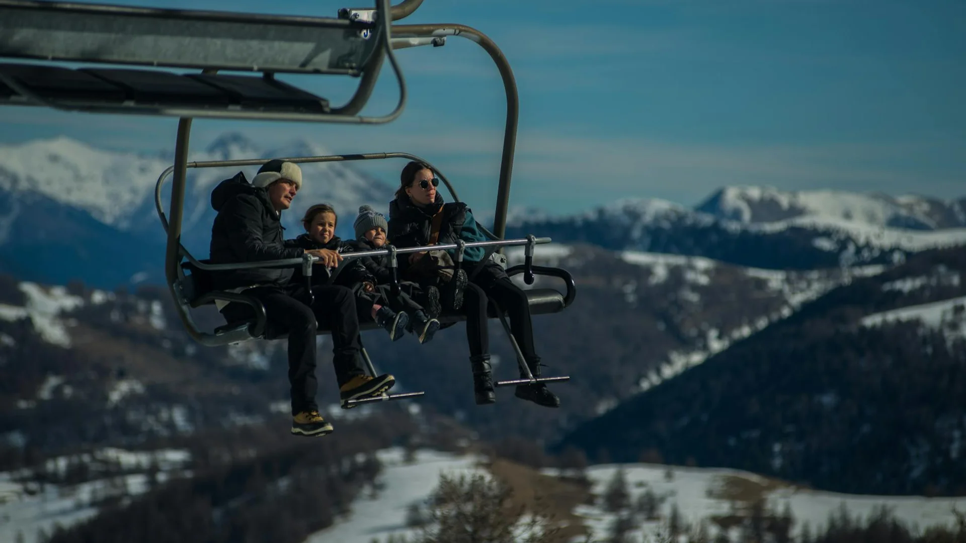 Famille skiant ensemble en station de ski montagne hiver