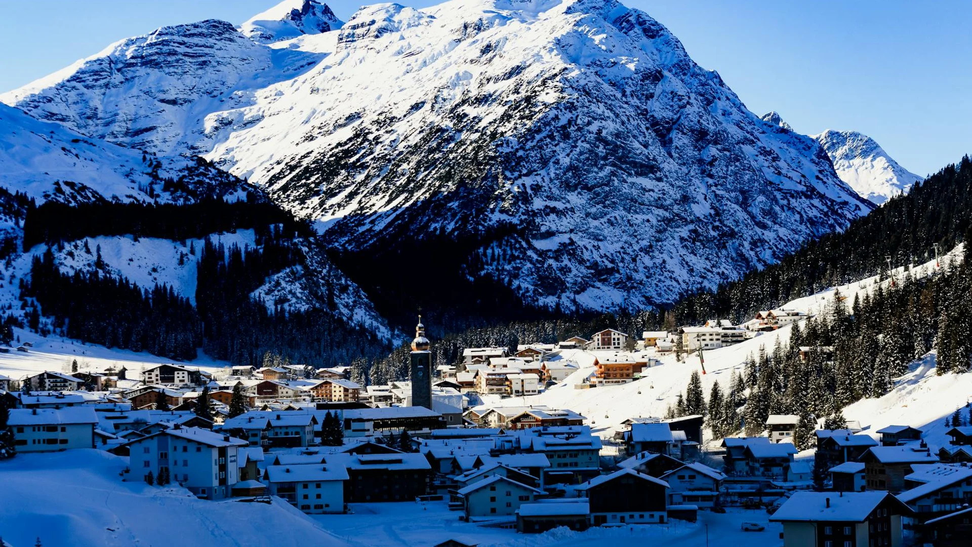 Village station de ski magasins restaurants ambiance montagne hiver