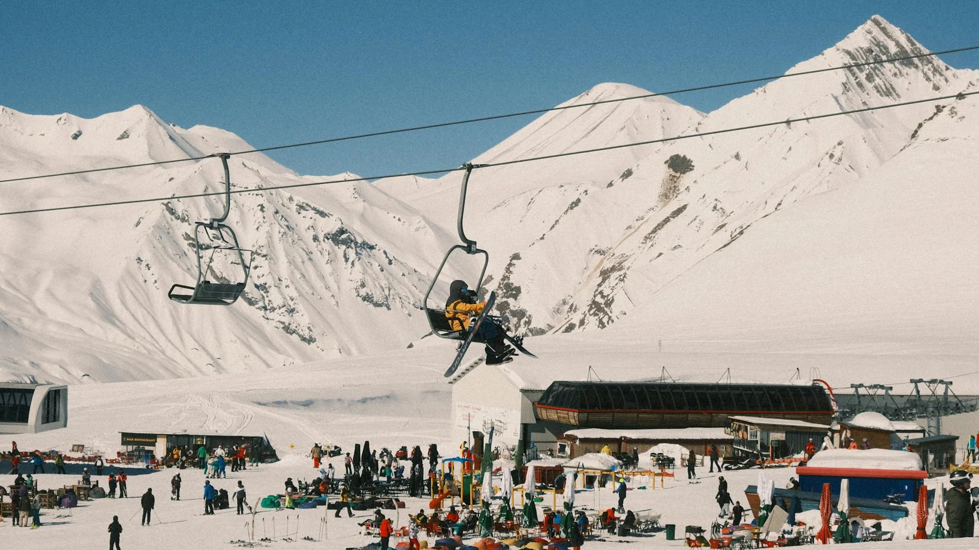 Personne utilisant ordinateur pour comparer stations de ski planifier vacances
