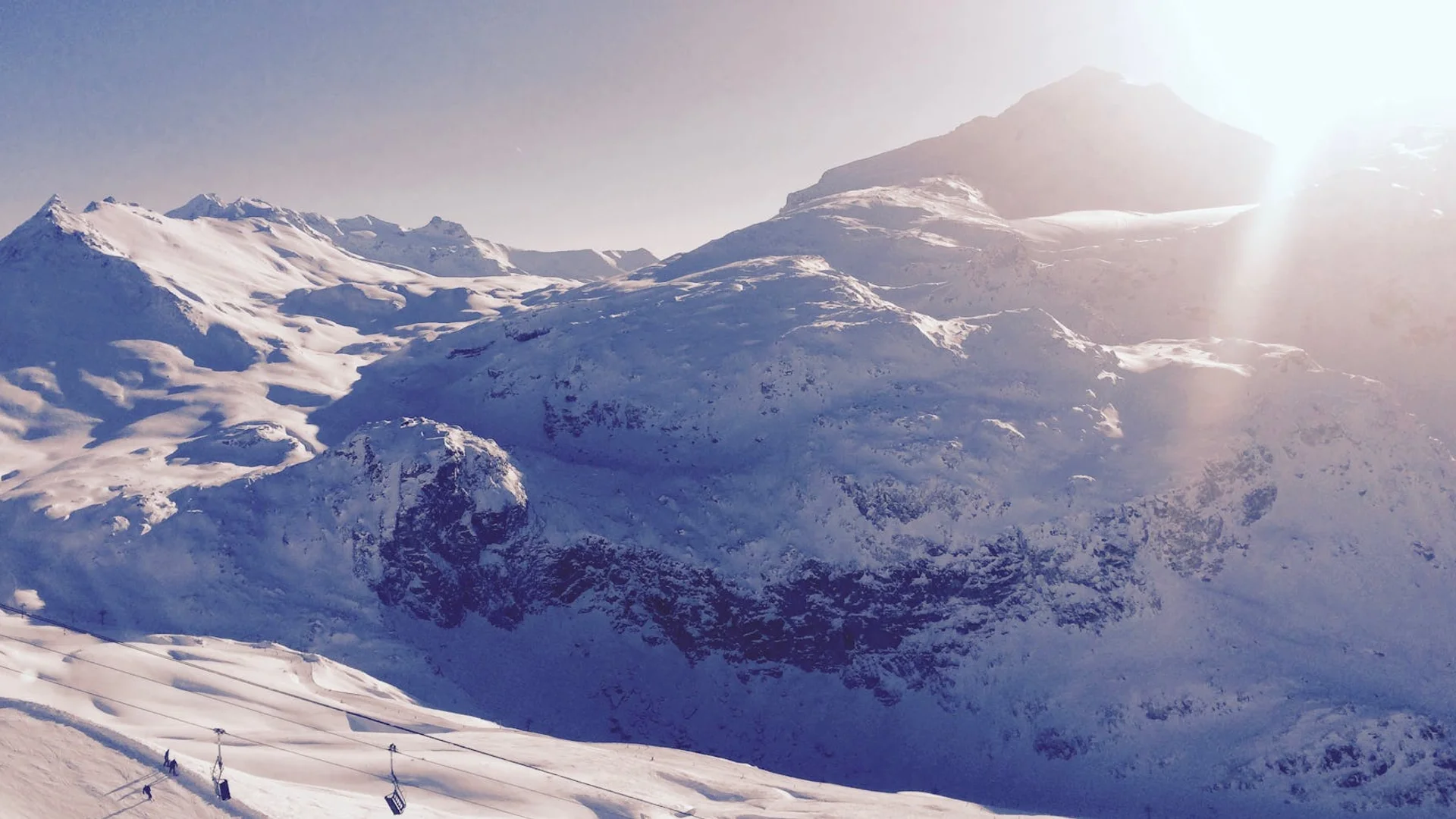 Station de ski Alpe d'Huez en Isère avec domaine skiable et sommets enneigés