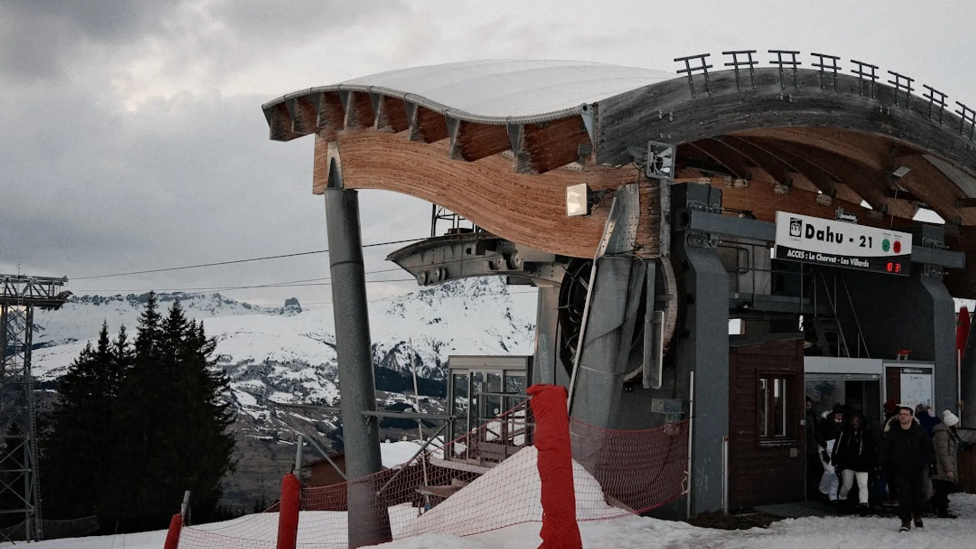 Station de ski Super Besse avec remontées mécaniques au pied du Puy de Sancy