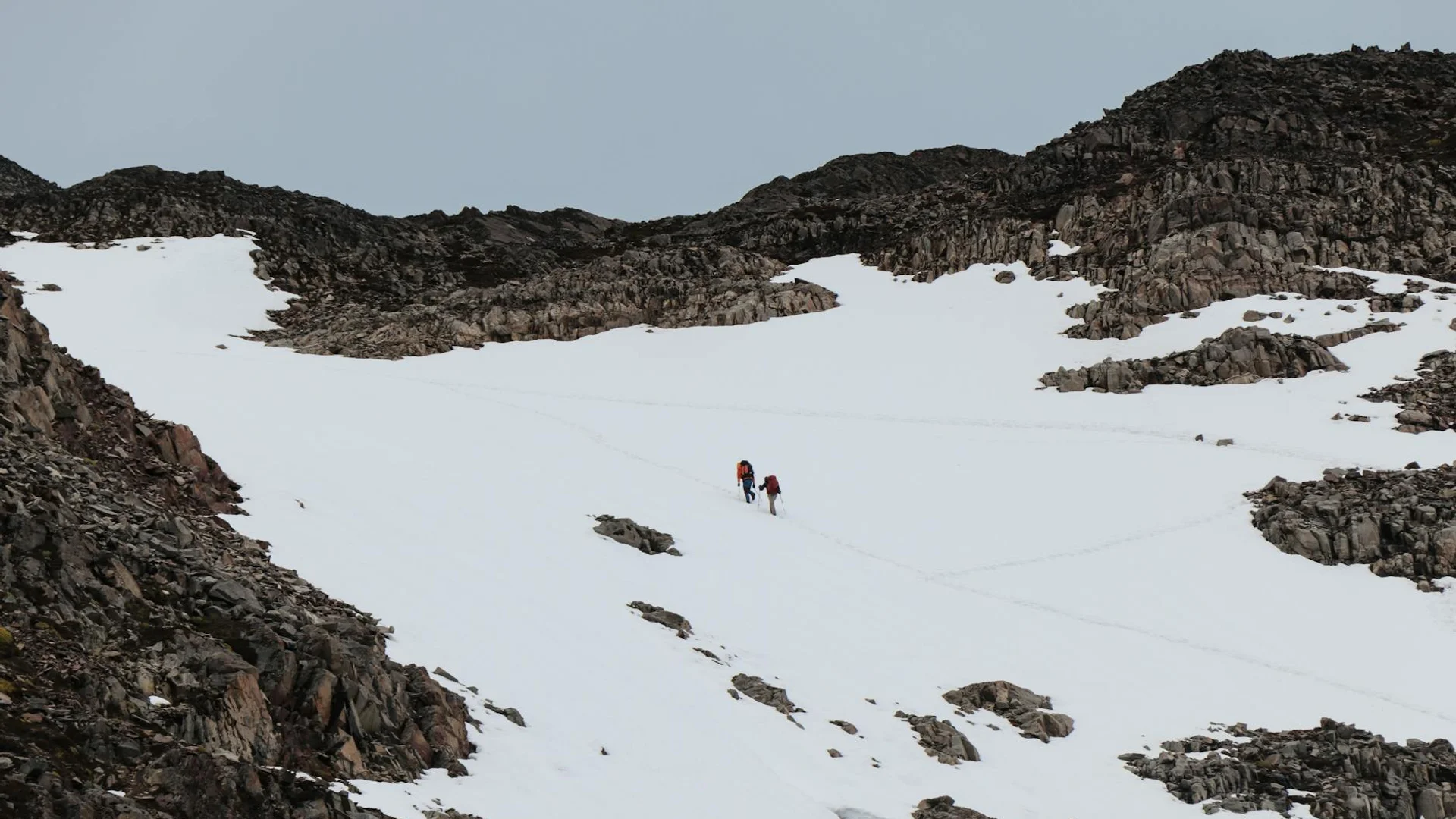 Randonneurs en raquettes montant sentier enneigé montagne hiver