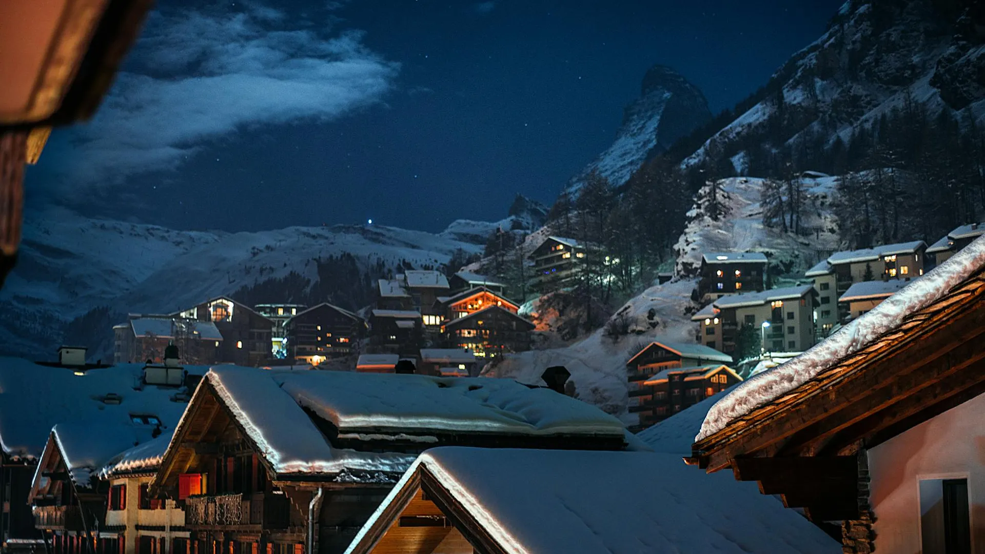 Village de montagne traditionnel avec chalets authentiques
