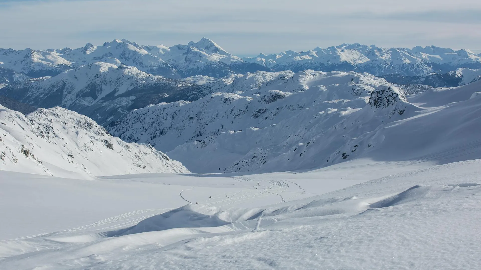 Ski nature dans les Pyrénées avec panorama montagneux