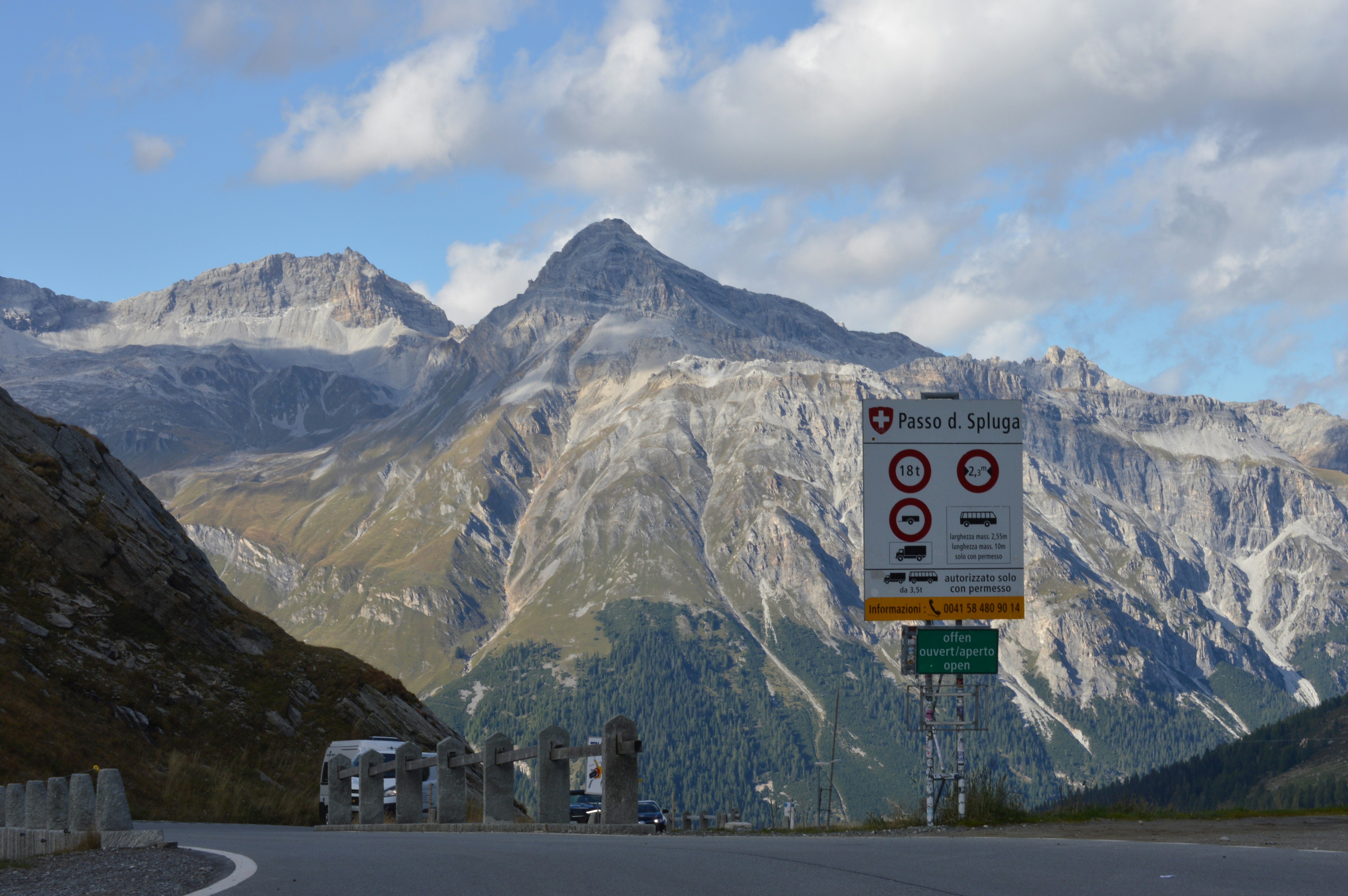 Panneaux de direction vers les stations de ski en montagne