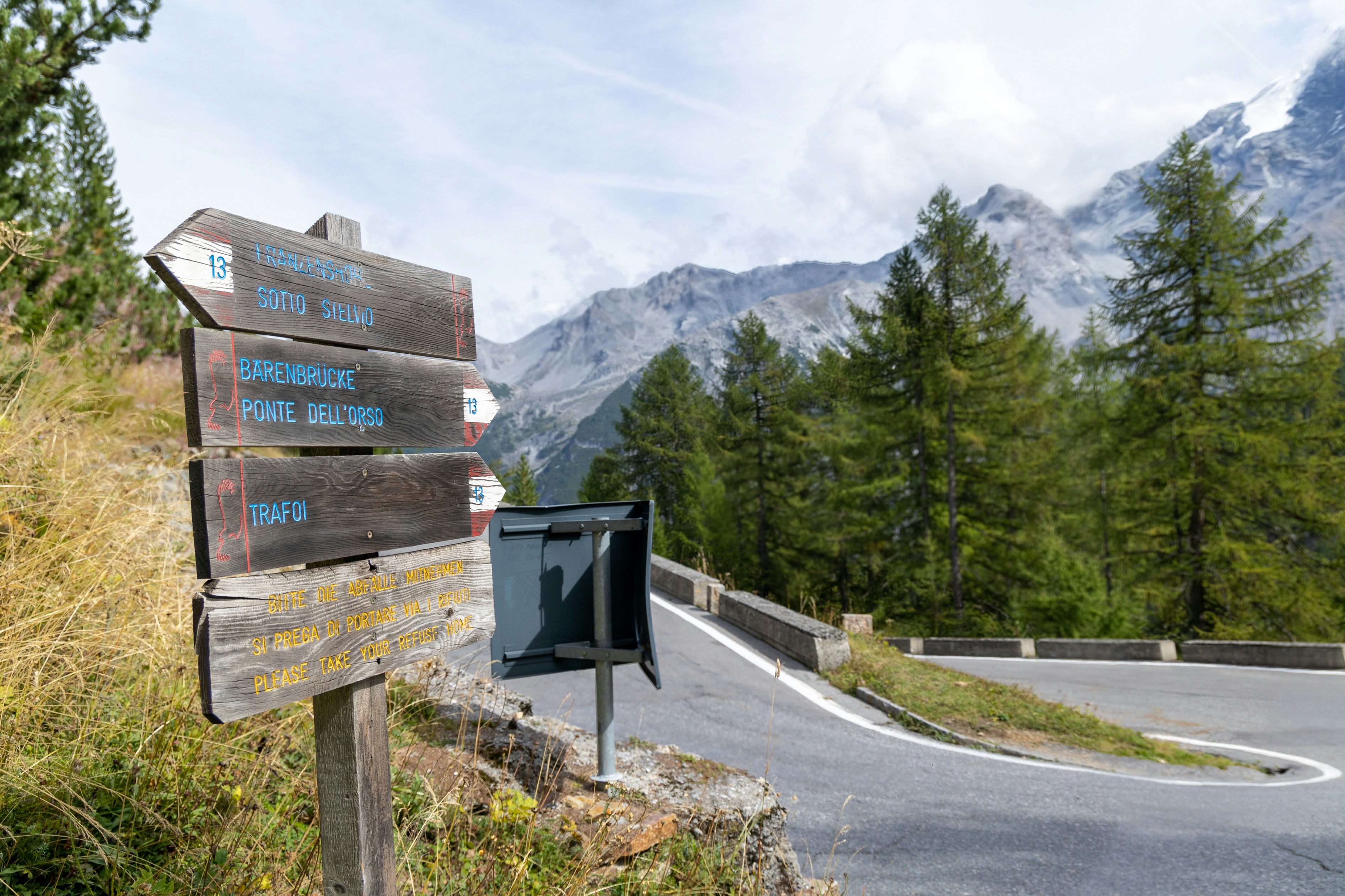 Panneaux de direction vers les stations de ski en montagne