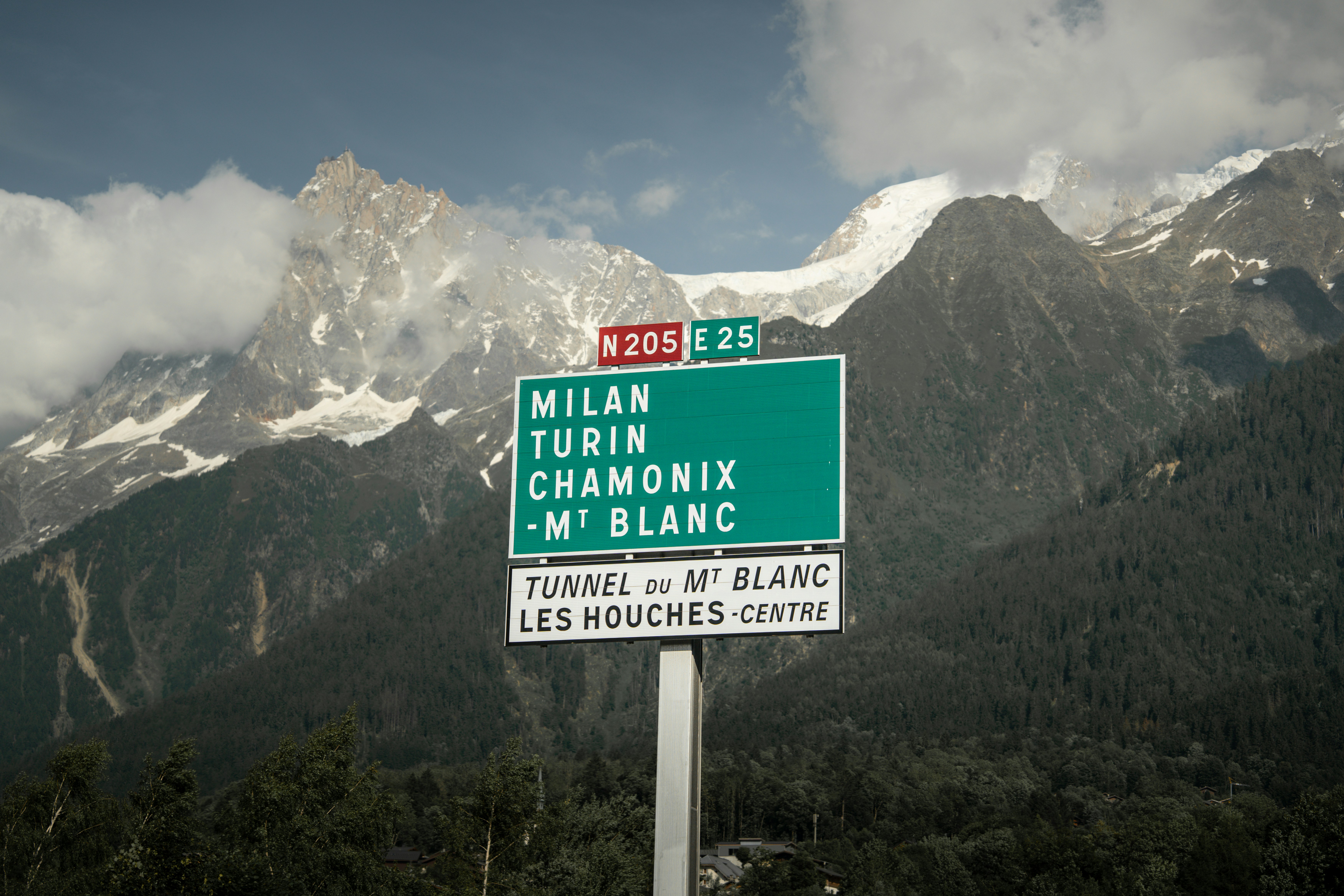 Panneaux de direction vers les stations de ski en montagne